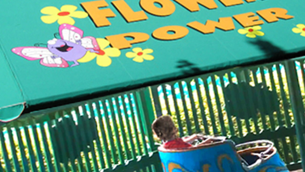 Crianças Flower Power andam no Canobie Lake Park