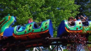 Passeio da família Kiddie Dragon Coaster no Canobie Lake Park