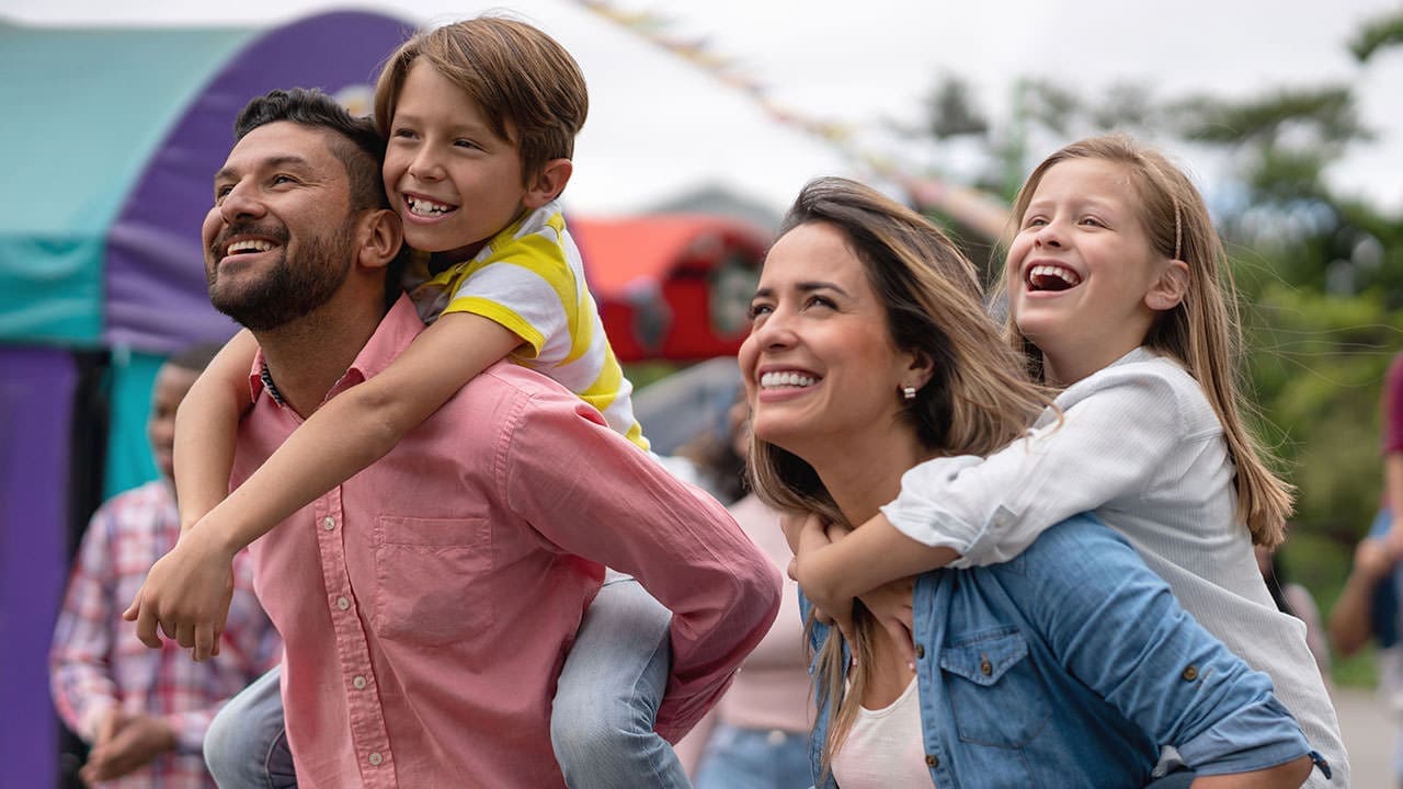 Familia sonriente en el parque