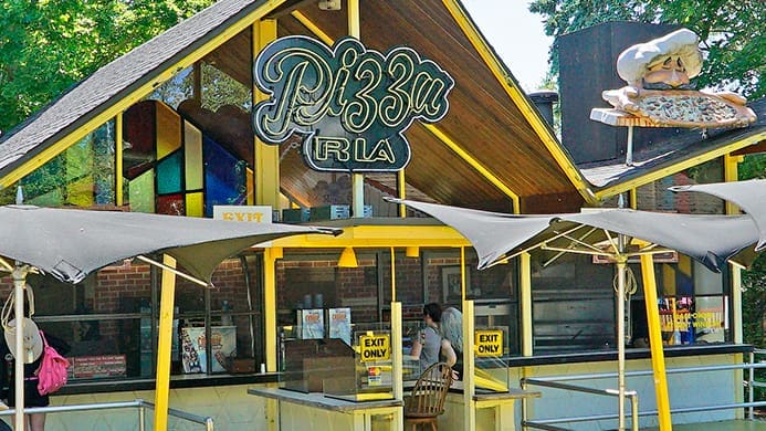 Puesto de comida Pizza Ria en el Parque del Lago Canobie