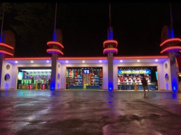 Main Midway de noche con luces azules y rojas